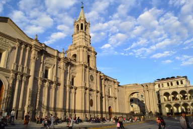 Die beeindruckende Kathedrale von Arequipa erhebt sich majestätisch unter einem strahlend blauen Himmel mit Wolken.