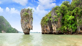 Atemberaubende Kalksteinfelsen und smaragdgrünes Wasser rund um James Bond Island in Phang Nga - Thailand mit Kindern