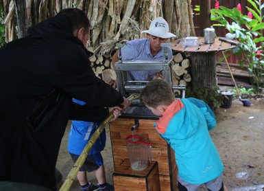 Frisch gepresster Zuckerrohrsaft auf der Finca Don Juan – Costa Rica Familienreise