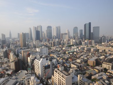 Eine weite Aussicht auf die Skyline von Tokio, mit modernen Wolkenkratzern und traditionellen Gebäuden in der Stadtlandschaft.