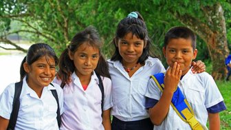 Schulkindern aus Costa Rica lächeln in die Kamera – Costa Rica Familienreise