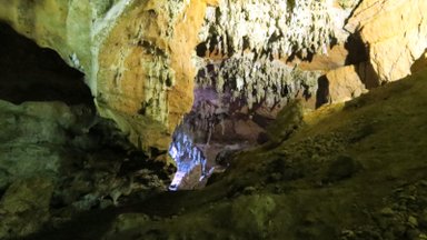 Eindrucksvolle Felsformationen in der Höhle von Loltún – Mexiko Reise mit Kindern