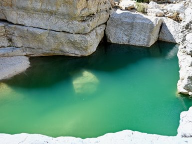 Klare Wasserbecken im Wadi Shab – Oman Reise mit Kindern
