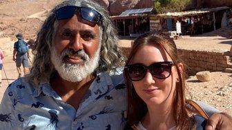 Jenny und Beduine aus Petra - Jordanien Urlaub mit Kindern