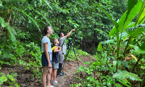 Familie wandert durch den dichten Regenwald im Nationalpark Corcovado – Costa Rica Reise mit Kindern