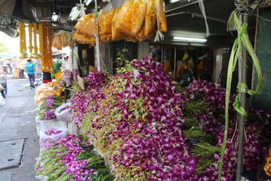 Blumenstand mit exotischen Blüten auf dem Blumenmarkt – Thailand mit Kindern