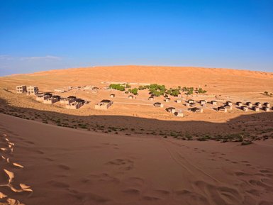 Blick auf das Thousand Nights Camp in der Wahiba-Wüste – Oman Familienreise