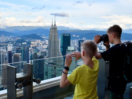 Kinder genießen die Aussicht vom KL Tower auf die Petronas Towers in Kuala Lumpur – Malaysia & Borneo Reise mit Kindern