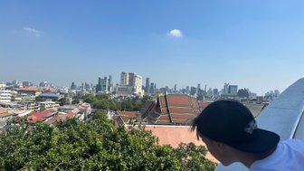 Kind blickt über die Dächer Bangkoks vom Golden Mount aus – Thailand mit Kindern