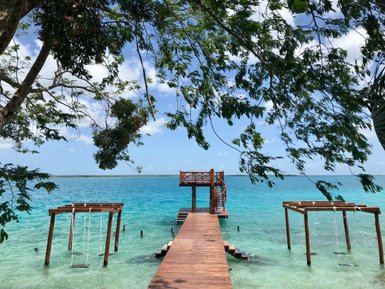 Holzbrücke über türkisgrünem Wasser bei Bacalar – Mexiko Reise mit Kindern
