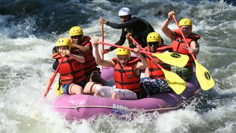 Familien und Reisende beim Wildwasser-Rafting auf Bali – Bali Familienreise