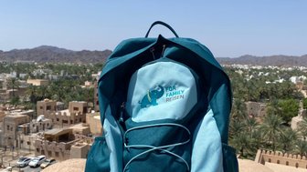 For Family Reisen Rucksack liegt in Nizwa – Oman mit Kindern