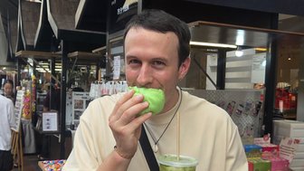 Teenager mit malaysischer grüner Spezialität und Matcha Getränk - Malaysia Familienreise