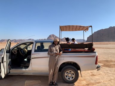 Beduine mit Jeep in Wüste - Jordanien mit Kindern