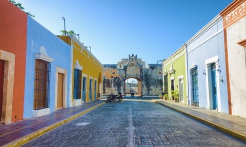 Farbenfrohe Häuserfassaden säumen die Straße im Zentrum – Mexiko Familienreise