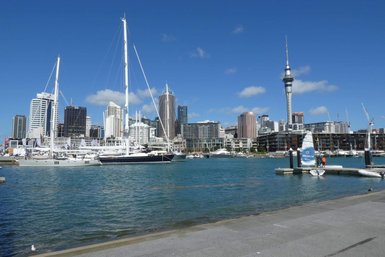 Der Viadukt-Hafen in Auckland zeigt elegante Yachten vor einer beeindruckenden Skyline an einem sonnigen Tag.