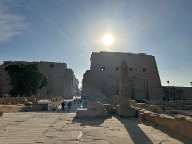 Sonnenstrahlen fallen durch Karnak-Tempel – Ägypten Reise mit Kindern