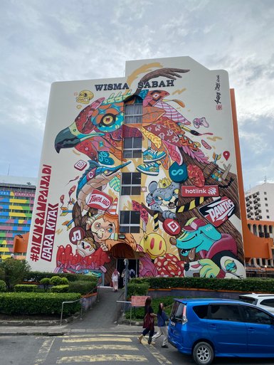 Ein farbenfroh bemaltes Gebäude mit kreativer Streetart in Kota Kinabalu – Malaysia & Borneo Reise mit Kindern
