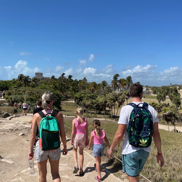 Familie mit Kindern erkundet die historischen Ruinen von Tulum – Mexiko Familienreise