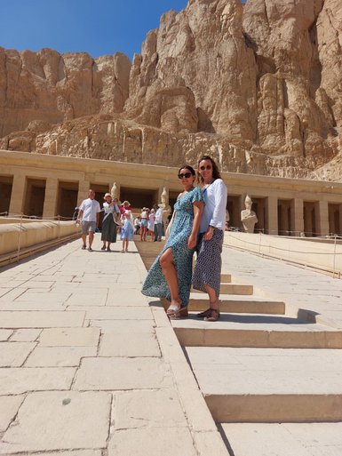 Zwei Frauen im imposanten Hatschepsut-Tempel bei Luxor – Ägypten Reise mit Kindern