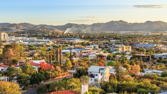 Eine Stadt mit Bergen im Hintergrund - Namibia mit Jugendlichen