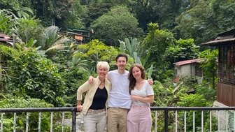 Mutter und Kinder stehen lächelnd auf einer kleinen Brücke inmitten der Natur der Cameron Highlands – Malaysia & Borneo mit Kindern