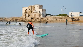 Kinder genießen das Surfen in den Wellen des Atlantiks am Strand von Sidi Kaouki – Familienurlaub in Marokko