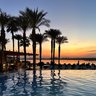 Außenpool mit Blick auf den Sonnenuntergang im Hilton Luxor Resort & Spa in Luxor – Ägypten Reise mit Kindern
