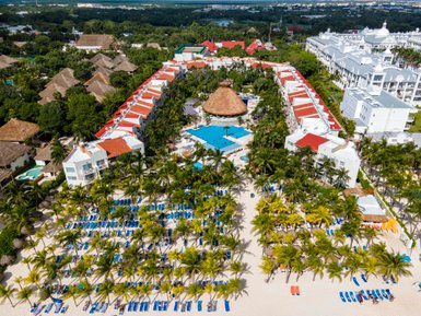 Ein weitläufiger Blick auf das Viva Wyndham Azteca Resort, umgeben von üppigen Palmen und einem einladenden Poolbereich.