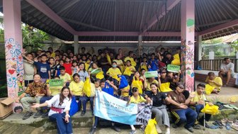 Kinder und Betreuer posieren für ein gemeinsames Gruppenfoto – Bali Familienreise