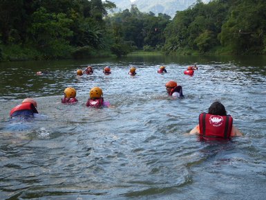 Kinder schwimmen im Fluss nach dem Rafting-Abenteuer in Kitulgala – Sri Lanka Familienreise