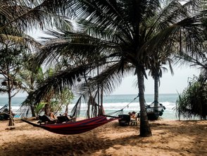 Momentaufnahme in einer Hängematte am Strand von Tangalle – Sri Lanka Familienreise