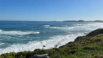 Blick auf die Wellen des Ozeans bei Knysna – Garden Route Reise mit Kindern