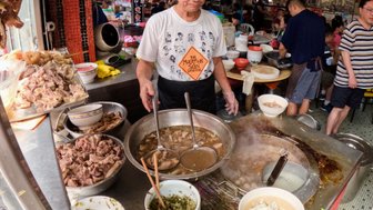 Streetfood-Verkäufer bereitet dampfende Suppe frisch auf einem Markt in Kuala Lumpur zu – Malaysia & Borneo Reise mit Kindern