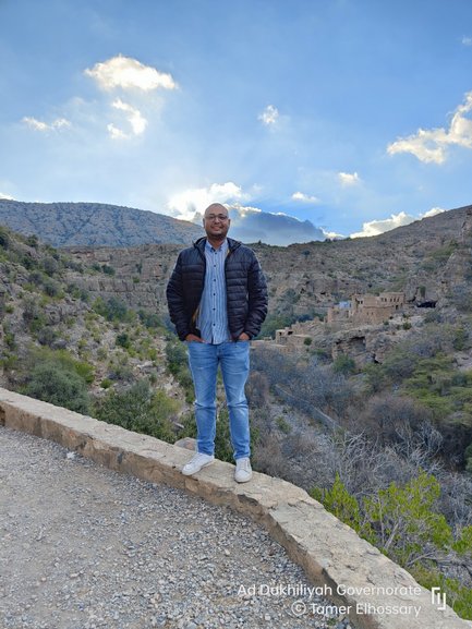 Reiseleiter posiert für ein Foto während der Reise im Oman – Oman mit Kindern