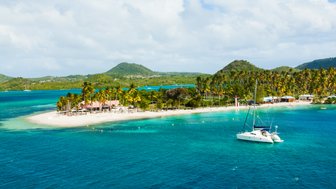 Segelboot ankert vor karibischer Insel 
