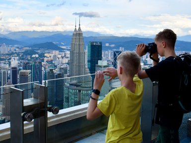 Kinder genießen die Aussicht auf die Petronas Towers vom KL Tower in Kuala Lumpur – Malaysia & Borneo mit Kindern