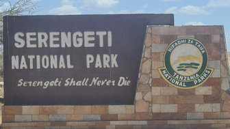 Tor zum Serengeti-Nationalpark in Tansania – Tansania Reise mit Kindern