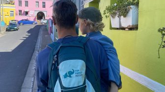 Vater und Kind erkunden die bunten Häuser im Bo-Kaap – Südafrika mit Kindern