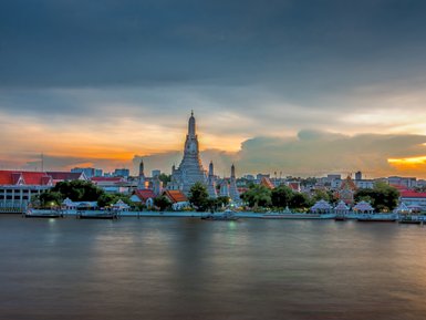 Stimmungsvolle Beleuchtung des Wat Arun Tempels am Abend – Thailand mit Kindern