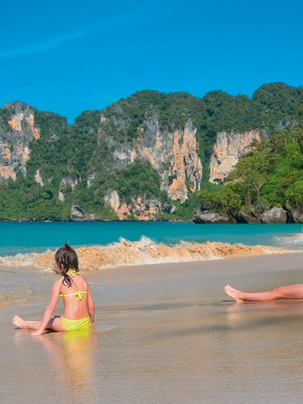Mädchen spielen am Ufer eines tropischen Strandes – Thailand Familienreise