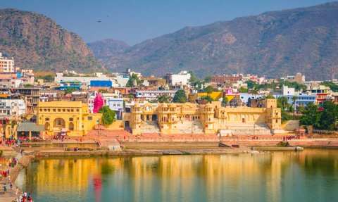 Die Stadt erstrahlt in leuchtenden Farben am Ufer der Pushkar Sees