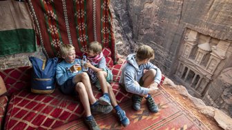 Jungs schauen auf die Fassade des Schatzhauses von Petra - Jordanien Reise mit Kindern