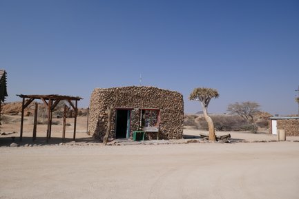 Eine rustikale Rezeption aus Stein empfängt die Gäste - Namibia mit Jugendlichen