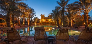 Beleuchteter Pool bei Nacht im Hotel Chez Le Pacha – Marokko Familienurlaub