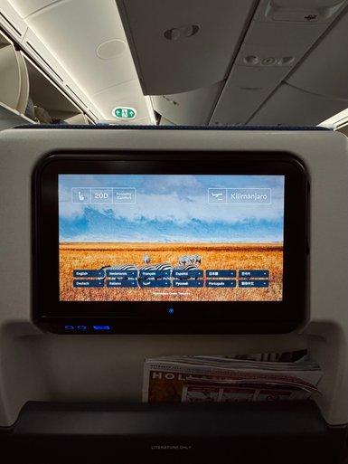 Flugzeugmonitor zeigt Route nach Tansania – Tansania mit Kindern