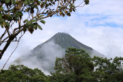 Vulkan Arenal verborgen in mystischem Nebel – Costa Rica Familienurlaub