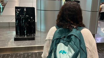 Teenager wartet mit Gepäck am Flughafen Kairo – Ägypten Reise mit Kindern