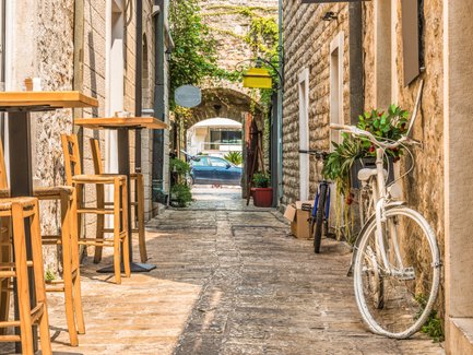 Eine leere, saubere Gasse in Budva