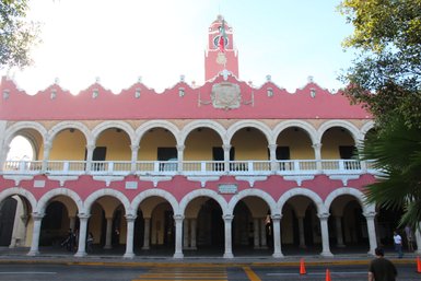 Blick auf die Kirche an der Plaza Grande im Zentrum von Mérida – Mexiko mit Kindern